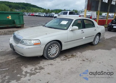 2005 Lincoln Town Car Signature Limited z USA, uszkodzony, nr VIN 1LNHM82W35Y654826